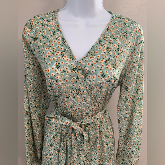 Davi & Dani Floral Dress - Picture 2 of 16